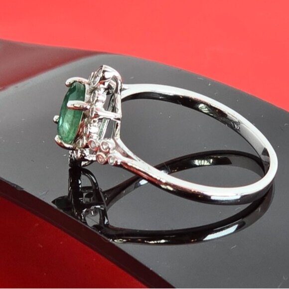 925 Sterling Silver Ring with Natural Emerald 8x6mm Gemstone & Cz - Picture 3 of 8